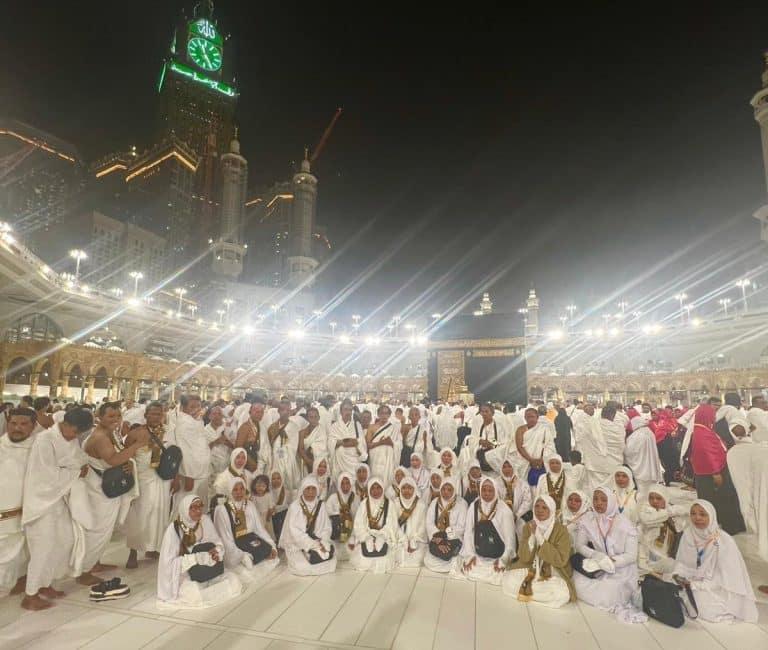 Jamaah Surya Haromain Berfoto bersama setelah tawaf