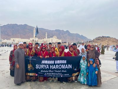 Jamaah Umroh Surya Haromain Berfoto di Jabal Uhud