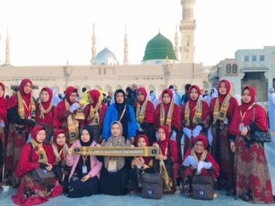Jamaah Umroh Surya Haromain di depan masjid nabawi